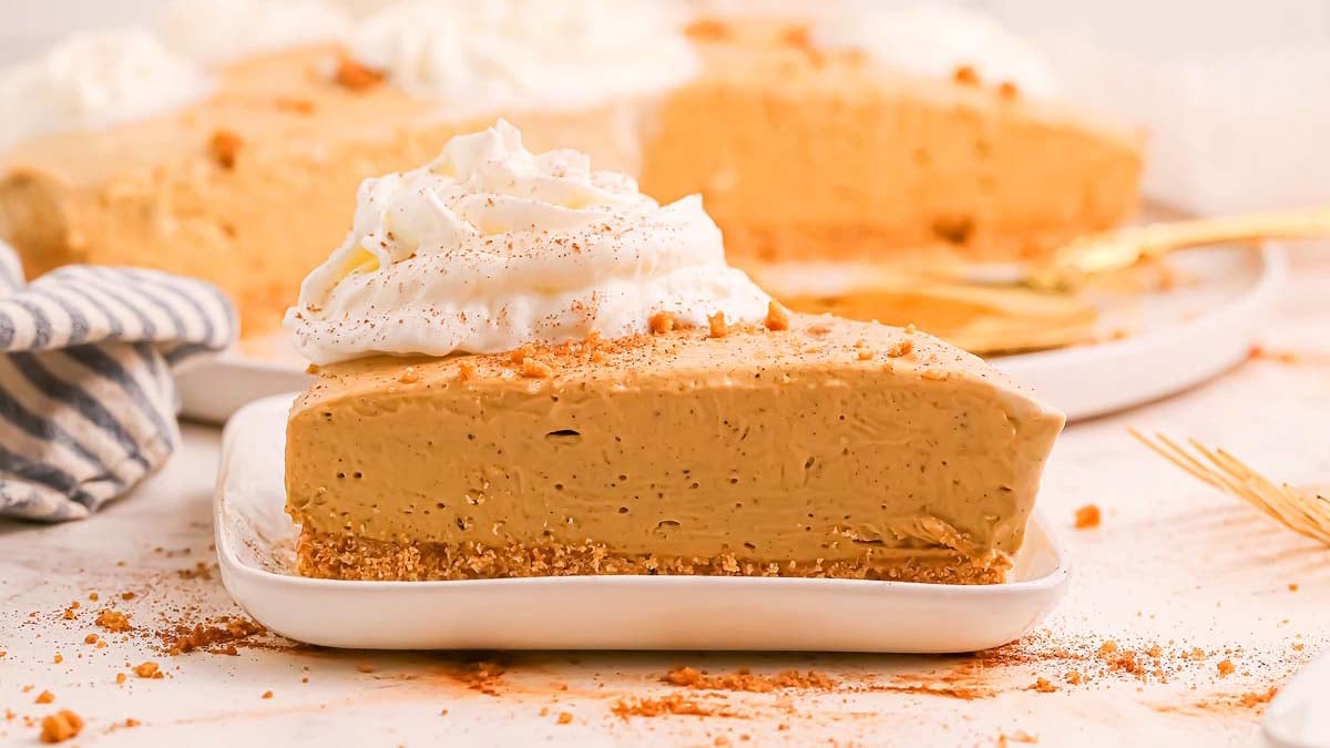 Spiced cheesecake with classic gingerbread flavor.