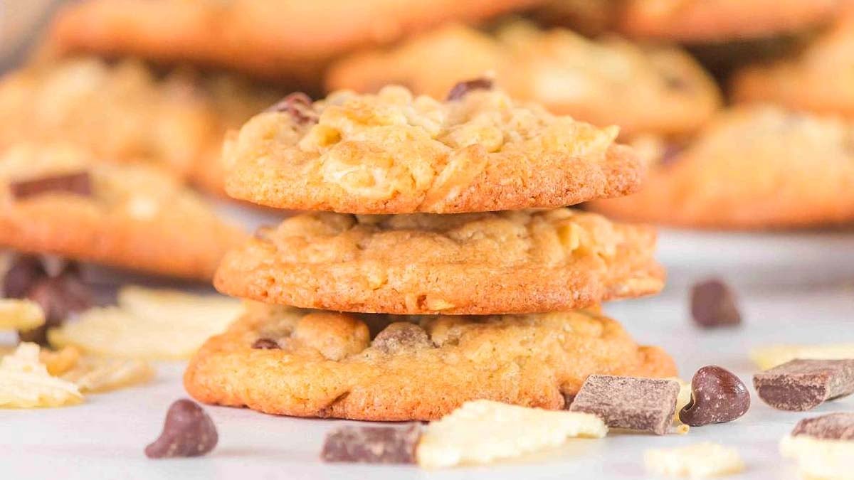 Sweet and salty cookies with crushed potato chips.