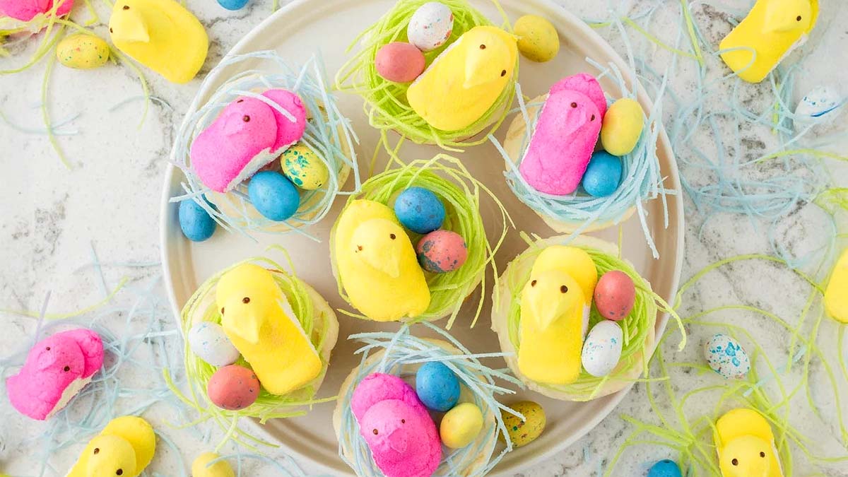 cupcakes with edible grass, robins eggs, and peeps